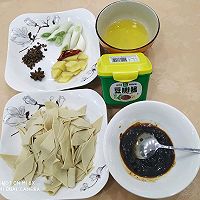 #葱伴侣豆瓣酱能蘸善炒#酱焖小公鸡的做法图解1