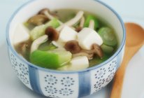 丝瓜菌菇豆腐汤的做法