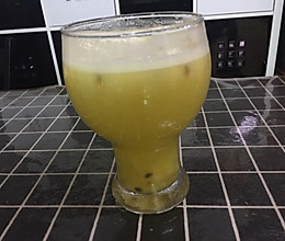 菠萝百香果饮品的做法