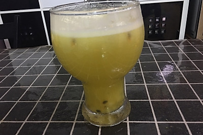 菠萝百香果饮品