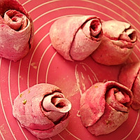 #宅家厨艺 全面来电#火龙果玫瑰花卷的做法图解8