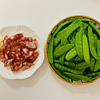 荷兰豆炒腊肠的做法图解2