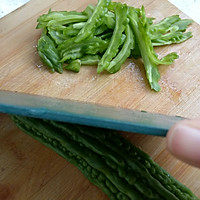 凉拌蒜泥苦瓜的做法图解2