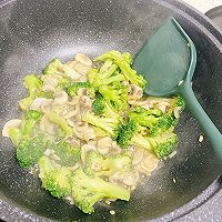 #刘畊宏女孩减脂饮食#【西兰花炒口蘑】的做法图解9