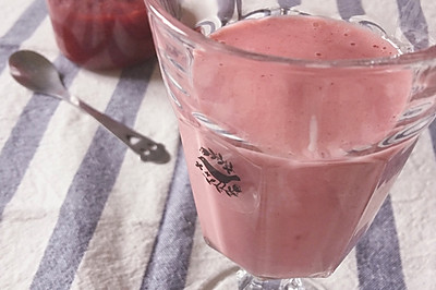 冰镇草莓酸奶