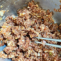 东北酸菜肉馅玉米包子的做法图解3