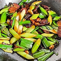 蒜苗炒腊肉的做法图解7