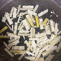 春笋腊肠煲仔饭的做法图解2