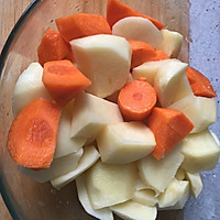 胡萝卜土豆炖牛骨的做法图解4