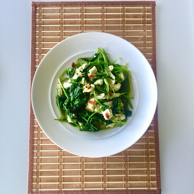 菠菜炒蛋白— 减肥健身食谱的做法