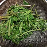 #餐桌上的春日限定#简单朴实的香椿小饼的做法图解2