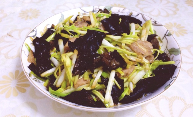 木耳蒜黄炒肉
