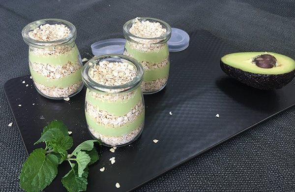 燕麦牛油果奶昔杯