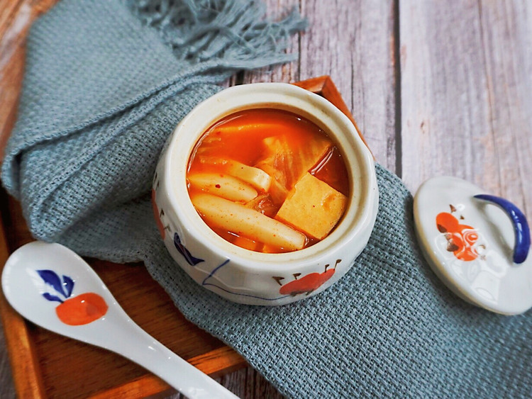 辣白菜豆腐年糕汤的做法