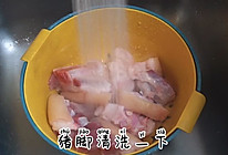经典的广东祛湿汤，五指毛桃莲藕猪脚汤，健脾补肺，深受老广喜爱的做法