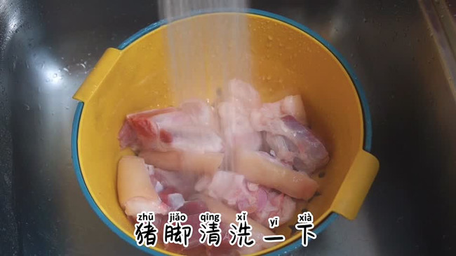 经典的广东祛湿汤，五指毛桃莲藕猪脚汤，健脾补肺，深受老广喜爱的做法