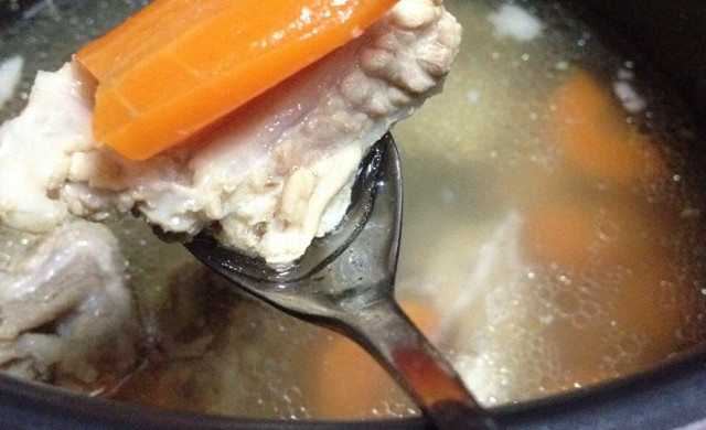 学生寝室电饭锅-胡萝卜炖排骨汤