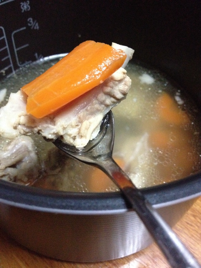 学生寝室电饭锅-胡萝卜炖排骨汤的做法