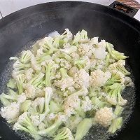 #太太乐鲜鸡汁芝麻香油#，鸡汁菜花炒肉片的做法图解2