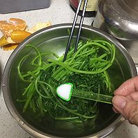 1分钟快手菜凉调茼蒿/蒿子秆的做法图解2