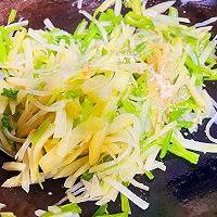 #感恩节为TA做顿饭#芹菜炒土豆丝的做法图解4