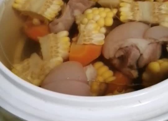 红萝卜玉米炖猪脚汤