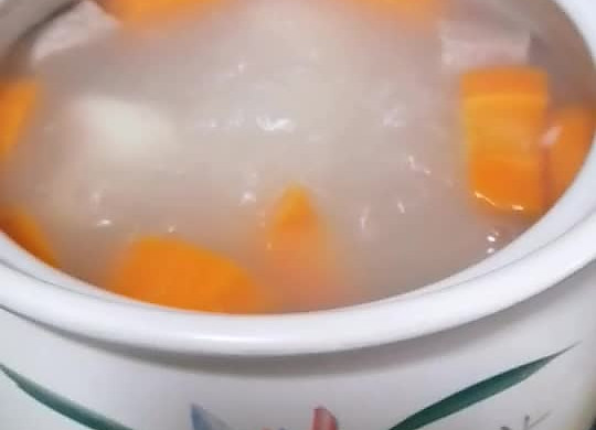 红萝卜山药煲瘦肉汤