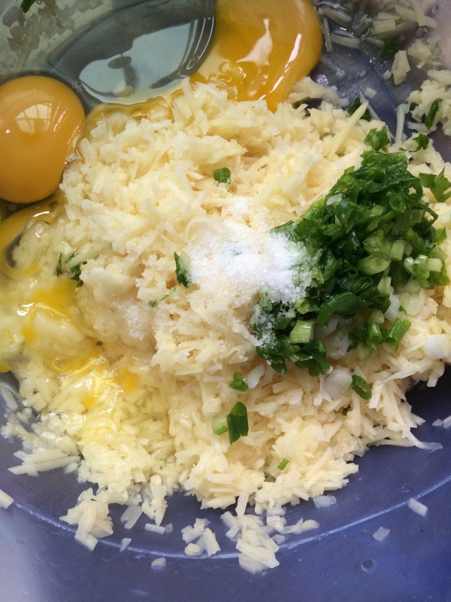 土豆鸡蛋饼的做法图解2