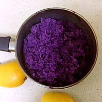 简单无油的椰丝紫薯球的做法图解1