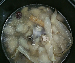 雪梨沙参玉竹瘦肉鸡爪汤的做法