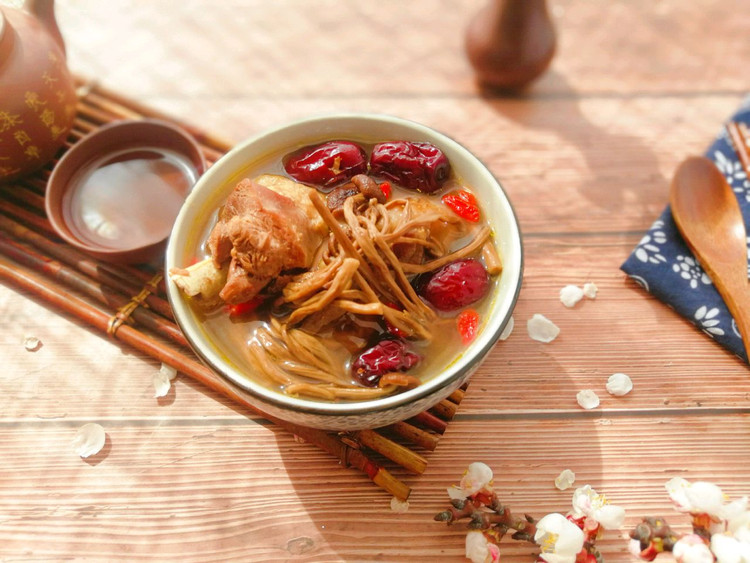 茶树菇红枣枸杞煲鸡汤的做法