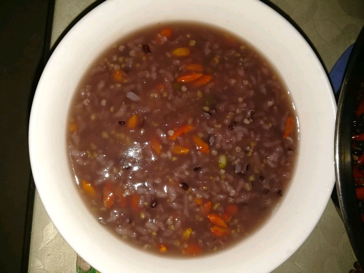 营养粥1（绿豆、黑米、糯米、小米、玉米碎、大米、枸杞）的做法