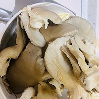 鲜蘑菇炒瘦肉的做法图解1
