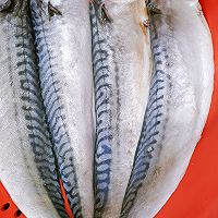 #秋天的第一条挪威青花鱼#盐烤青花鱼的做法图解1