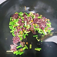 夏日开胃减脂午餐——野山椒蒜苔炒牛肉的做法图解7