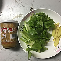 香煎杂鱼煲的做法图解1