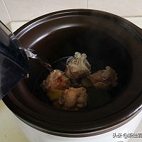 竹荪菠菜骨汤的做法图解3