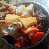 秋季木瓜雪梨鸡爪汤的做法图解1