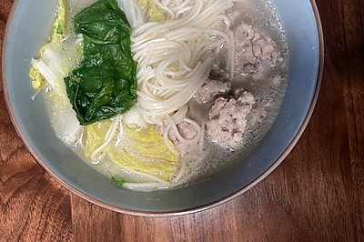 鸡肉丸子炖蘑菇