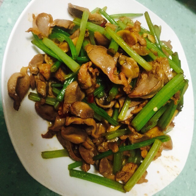 芹菜炒鸡胗的做法