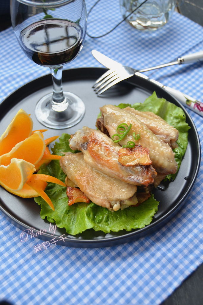 Baked chicken wings in salt