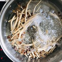 零失手煲汤——茶树菇瘦肉汤的做法图解2