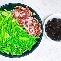 蒜苔炒腊肠的做法图解2