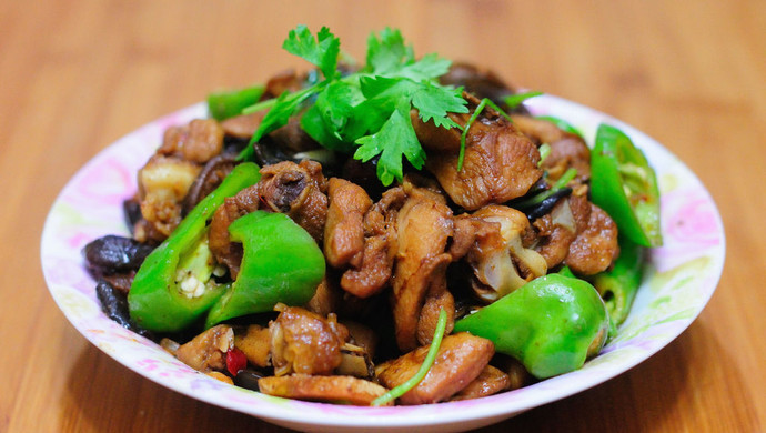 家常香菇木耳青椒炒鸡块 简单又营养的下饭菜 香浓美味吃不够