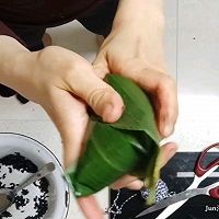 #袋福到万家#乌米豆沙粽·粽子包法视频的做法图解10