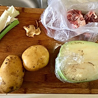土豆茄子排骨煲的做法图解1