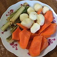 红萝卜马蹄排骨汤的做法图解2