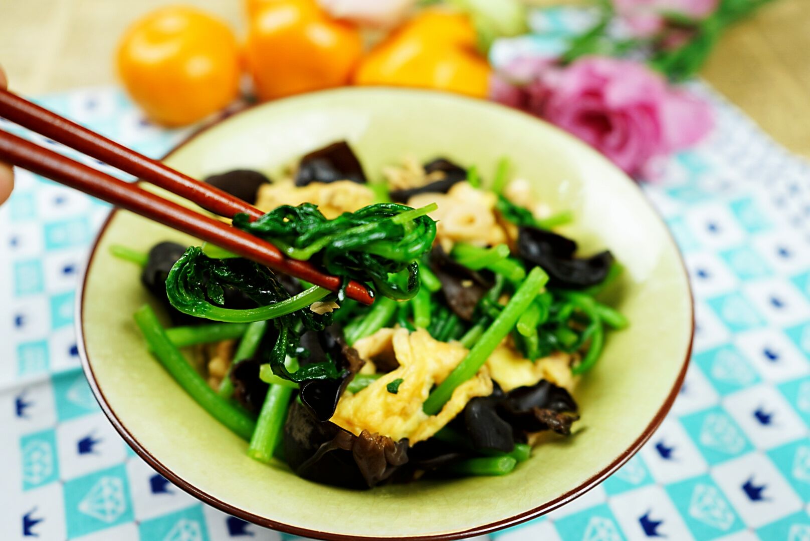 Fried eggs with chrysanthemum fungus