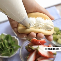 #美食视频挑战赛#水果奶油抱抱卷的做法图解14