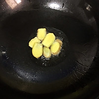 乌鸡蟹味菇红枣煲汤的做法图解2